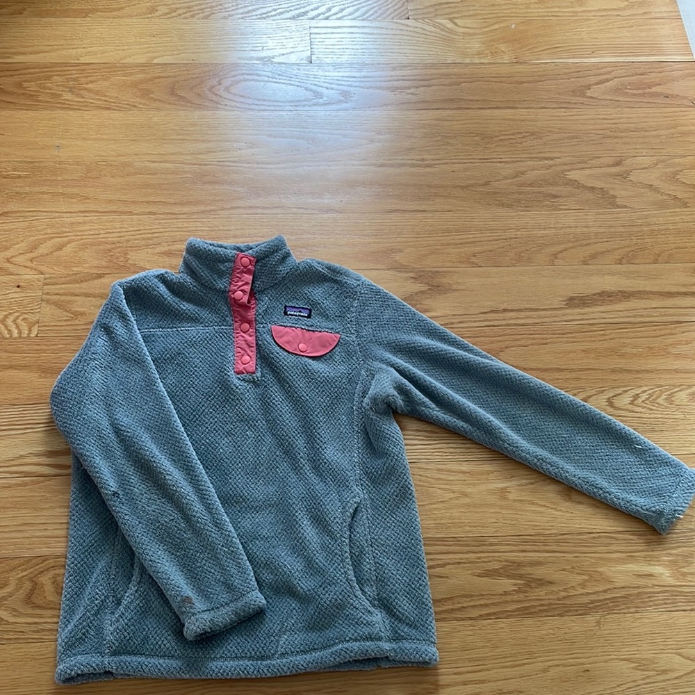 A girls Patagonia sweatshirt/crew. That is a girls size Large (12)